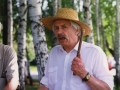 Леопольд Ященко записує фольклорні колективи у МНАПУ. 1996